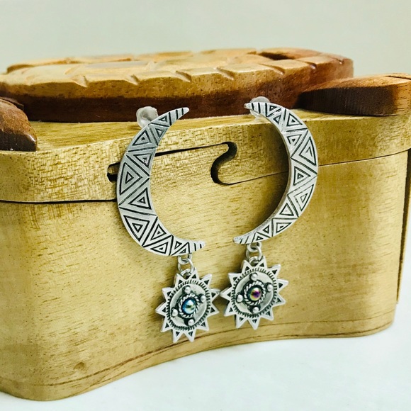 Kar’s Boutique Jewelry - 🌙Last pair!🌙Moon Goddess Earrings